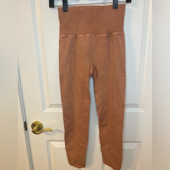 Free People NWOT Movement High Rise 7/8 Length Good Karma Legging Desert Dune - Picture 8 of 11